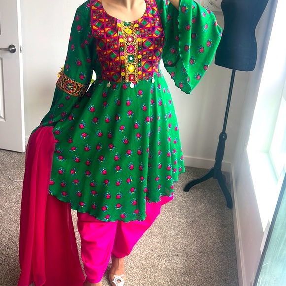 The stylish and light dress is green in color and has picture frames Free size - Picture 6 of 8